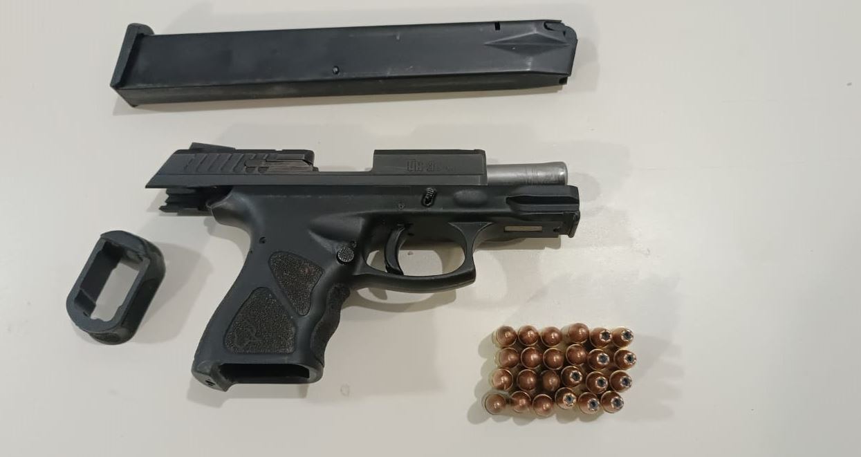 ASSISTA VÍDEO: adolescente de 15 anos é flagrado com pistola; ele e o comparsa confessaram que iriam cometer novo assalto