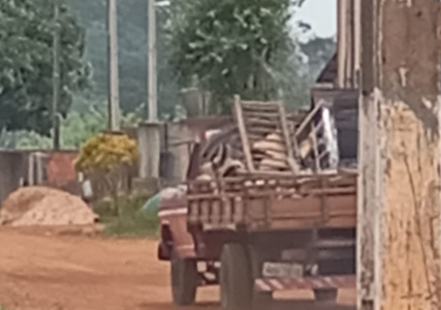 VÍDEOS - Morador de Vilhena denuncia despejo de entulho em local próximo a praça transformado em lixão