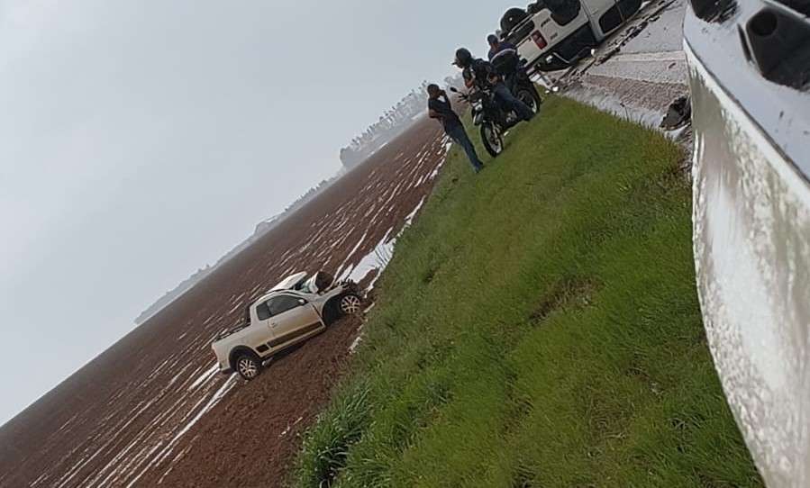 ASSISTA VÍDEOS – Batida frontal entre picapes deixa um morto em trecho de rodovia federal próximo ao aeroporto de Vilhena