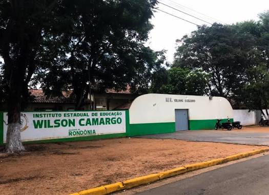 Garota de apenas 14 anos é flagrada com garrafas de bebida dentro de escola pública, em Vilhena; polícia registra o caso
