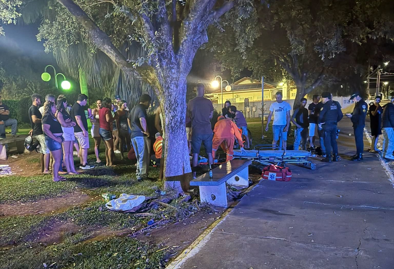 Tiro e facadas deixam dois feridos em praça no centro de Cerejeiras; homem e seu sobrinho foram levados para hospital