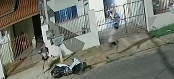 ASSISTA: vídeo mostra homem correndo atrás de ladrão após tentativa frustrada de furtar motoneta, em Vilhena