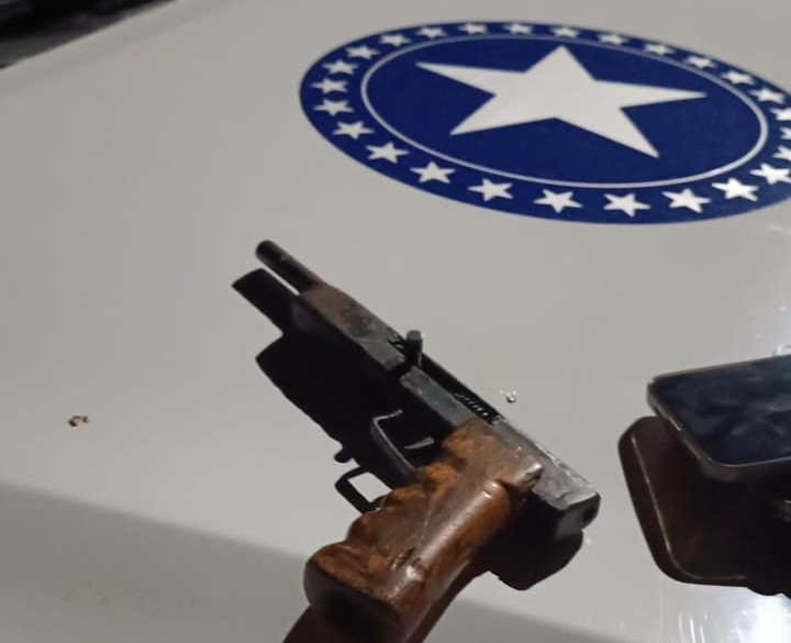 Junto com adolescente, rapaz é flagrado portando garrucha “para se proteger” na cidade de Cerejeiras