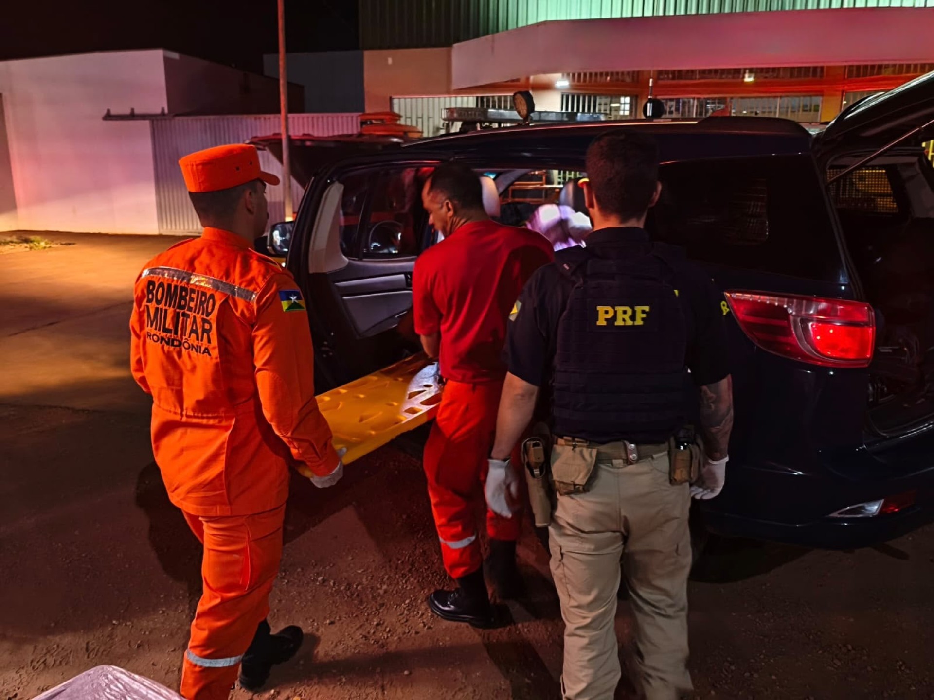 Bebê nasce dentro de viatura da PRF durante auxílio a gestante em trabalho de parto na BR-425, em Rondônia