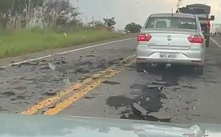 ASSISTA VÍDEO: raio cai em trecho da BR 364 próximo a Vilhena, provoca estragos no asfalto e assusta motoristas