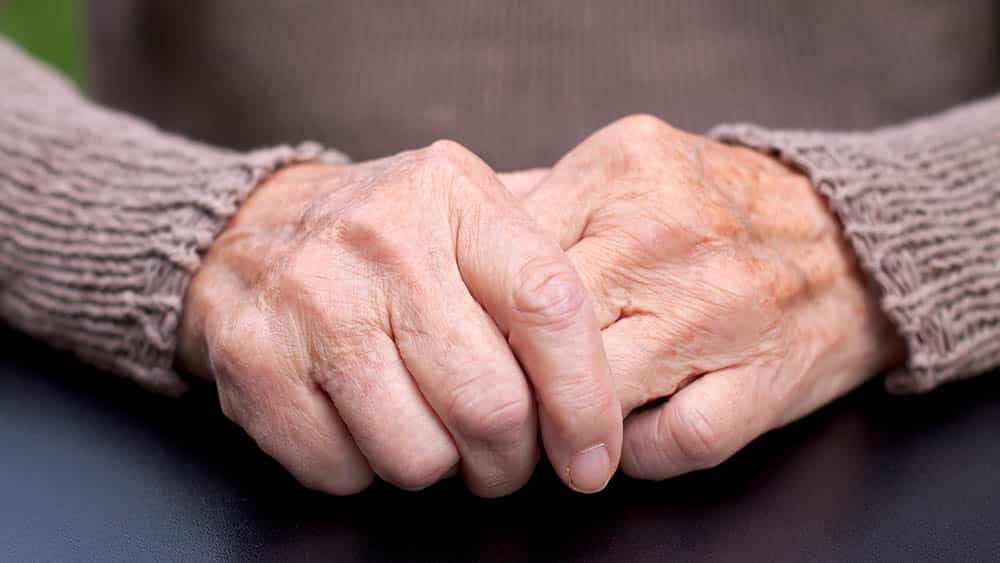 Homem de 45 anos exige parte da aposentadoria da própria mãe, de 79, para comprar bebidas, em Vilhena