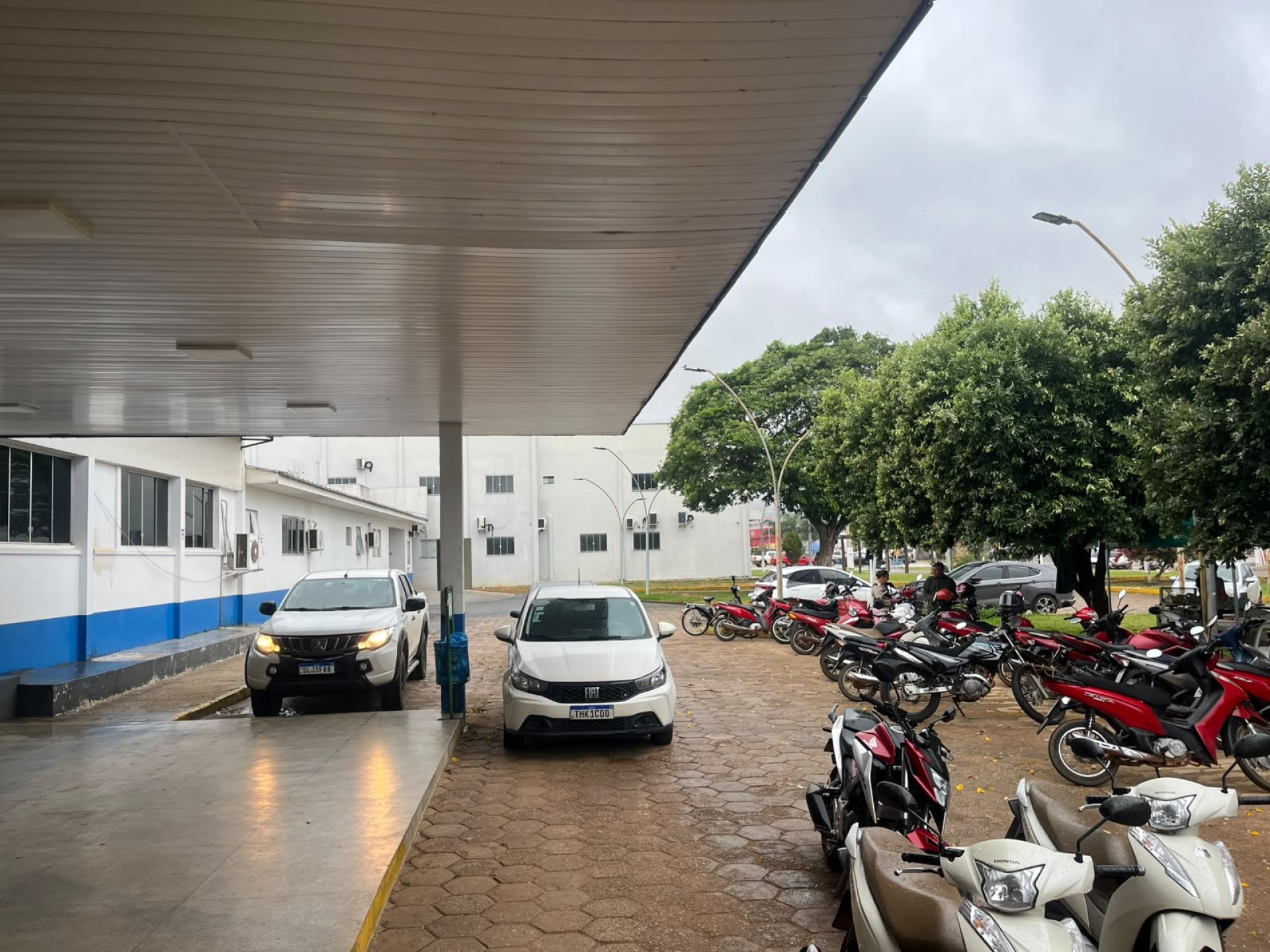 Policial militar flagra adolescente de 15 anos com bicicleta elétrica furtada no pátio de hospital, em Vilhena