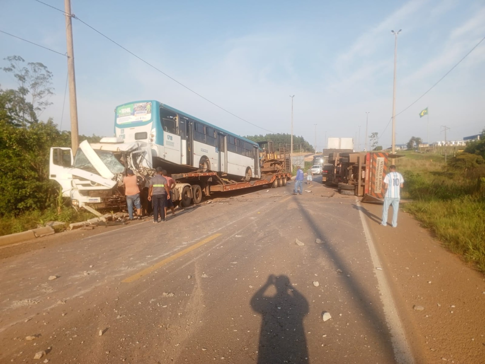 VÍDEOS: para não esmagar mulheres na BR 364, motorista tomba carreta e blocos de concreto atingem outra na saída de Vilhena