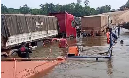 ASSISTA VÍDEOS: levando carga de ração para Manaus, caminhoneiro vilhenense registra afundamento de balsa