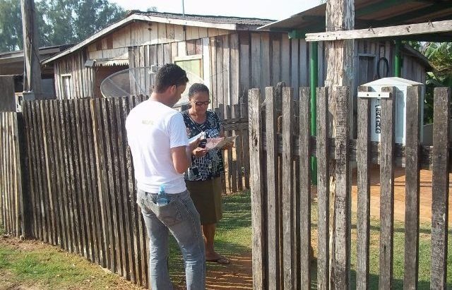 Agentes ambientais orientam moradores sobre cuidados com o igarapé Pires de Sá