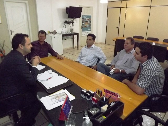 Acompanhado de vereador, vice-prefeito deseja sorte a secretário de Educação 