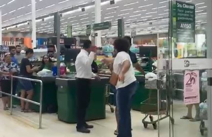 Mulher surta dentro de supermercado, é dominada por populares e socorrida por Bombeiros, em Vilhena