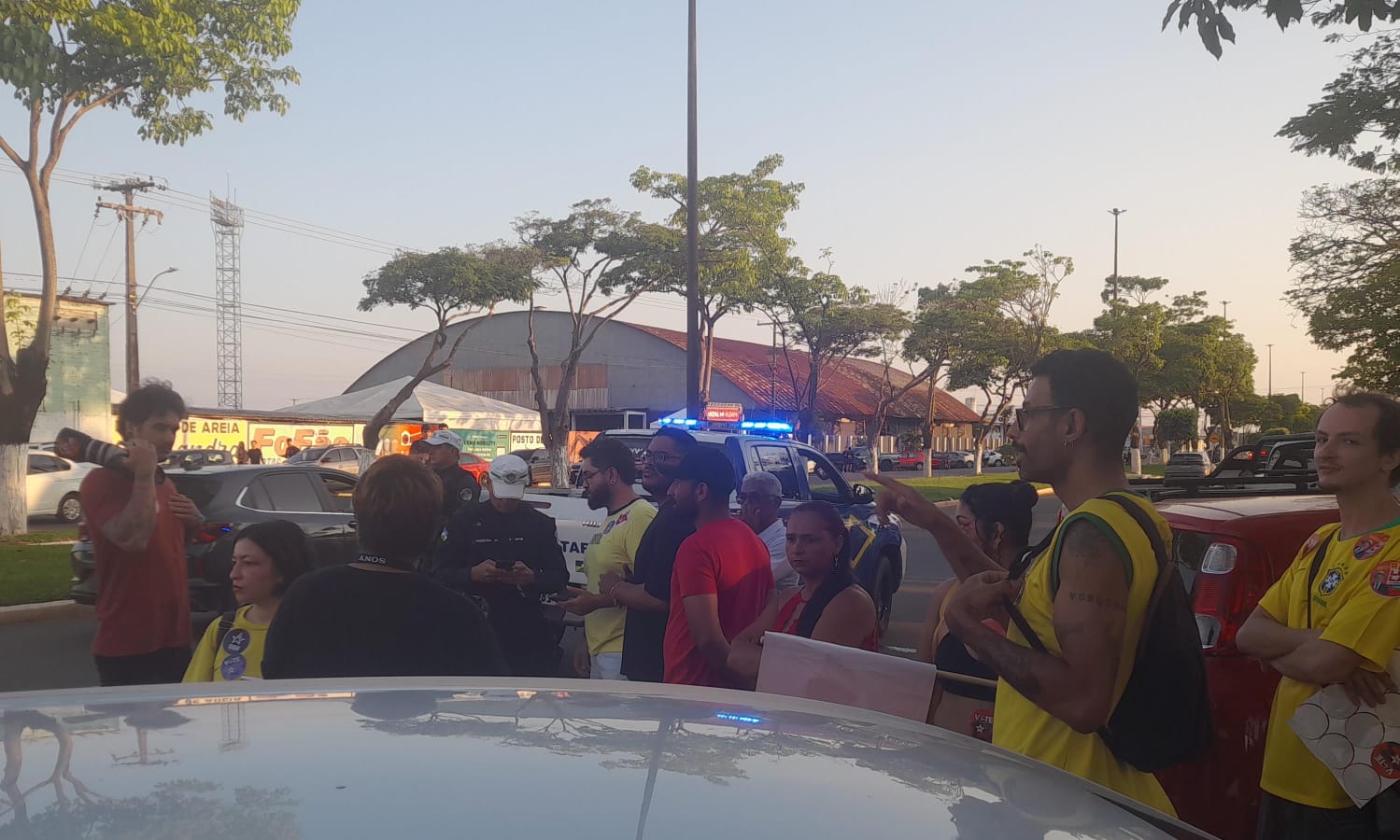 Lulistas e bolsonaristas ficam frente a frente em Vilhena; apesar da tensão e das provocações em praça, não houve violência