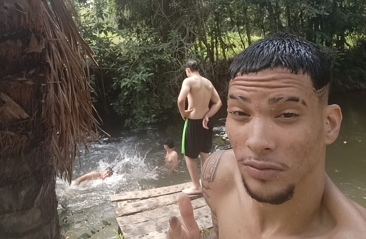 Após apelo desesperado da mãe, rapaz baleado que corria risco de morrer em Vilhena é transferido para hospital de Cacoal
