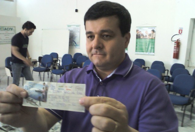Morador do BNH ganha barco em promoção da ACIV para comemorar Dia dos Pais