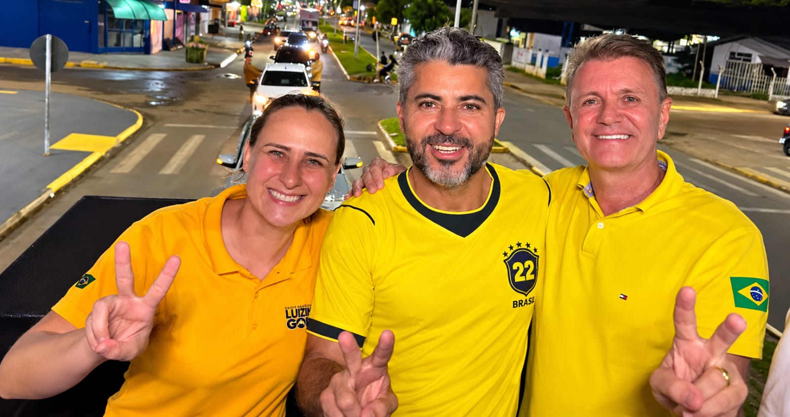 Luizinho Goebel e vários líderes da Direita estiveram na carreata com centenas de veículos em apoio a Flávio Bolsonaro