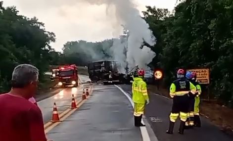 ASSISTA VÍDEOS: acidente envolvendo caminhões na BR 364, entre Vilhena e Pimenta Bueno, teria deixado 2 mortos