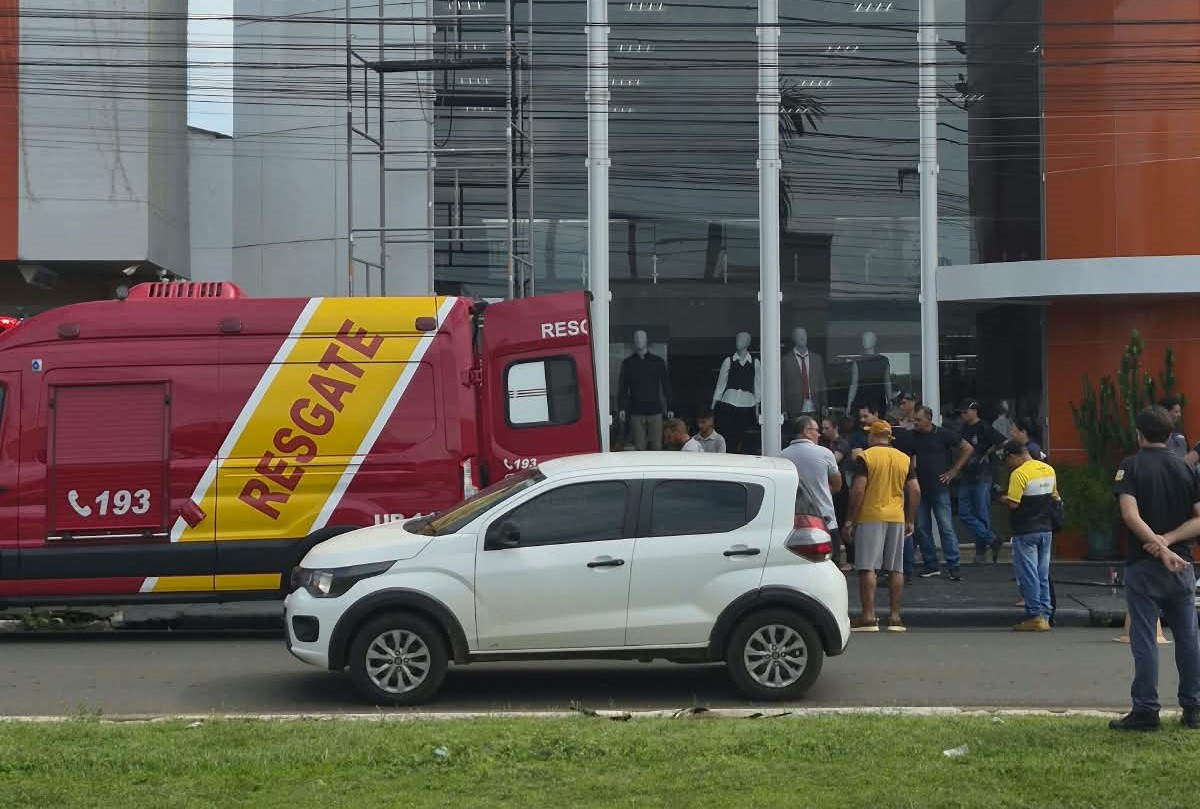 VEJA FOTOS: homem sofre queda de 8 metros enquanto pintava fachada de loja na região central de Vilhena