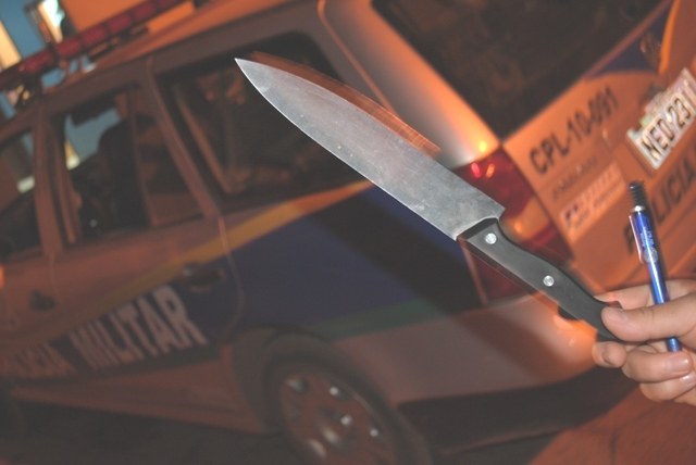 Ameaçada de morte por marido com faca, mulher corre pela rua em busca de socorro
