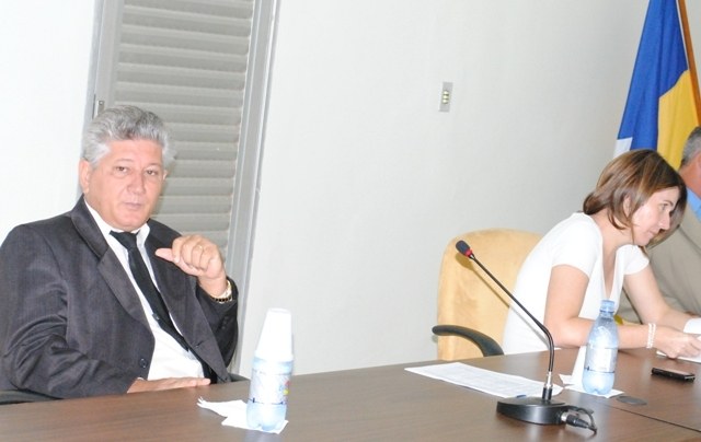 Vereadora se estressa, acusa prefeito de plágio e bate boca com colega