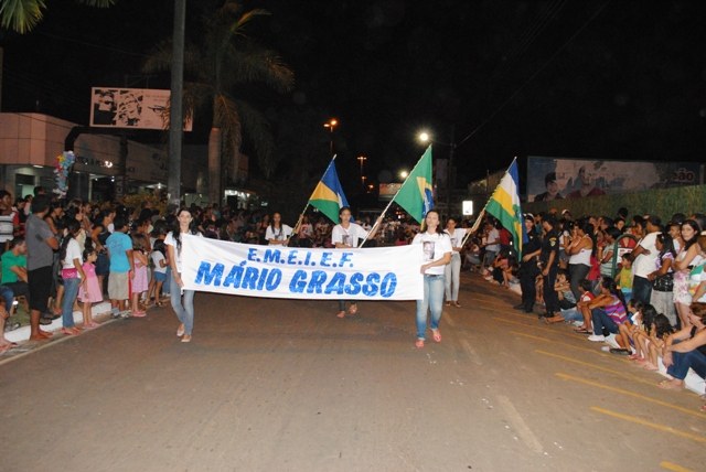 Mais de 25 mil pessoas assistiram ao desfile organizado pela Prefeitura 