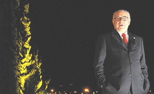 Dono da Gazin distribui calcinhas e chama funcionário de “meu filho”