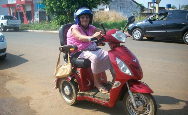 Sem poder andar, mas com dignidade, Édita Alcântara leva a vida sobre três rodas
