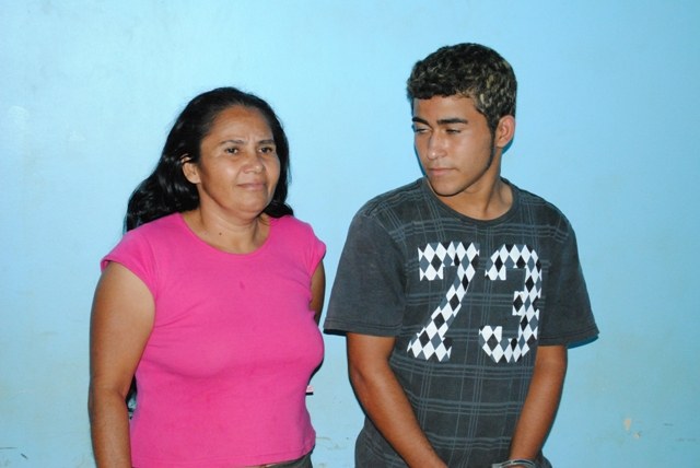 Mãe é filho são presos por venda de entorpecente no Alto Alegre 