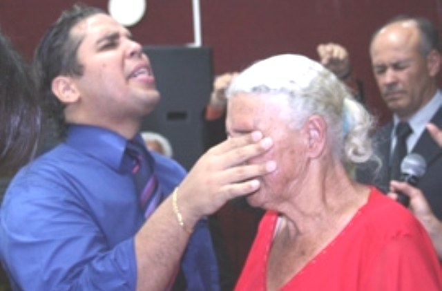 Missionário que apresenta supostos milagres no You Tube lota igreja em Vilhena