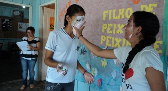 Alunos aprendem história e geografia levando torta na cara em escola pública