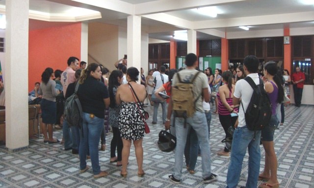 Professores de Letras da Unir cruzam os braços em Vilhena e alunos acompanham