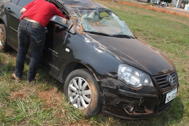 Veículo capota em frente à rodoviária e deixa mulher ferida; idosa sai ilesa
