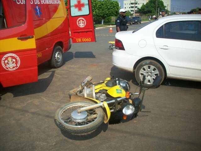 Veículo invade avenida preferencial e acerta mototaxista em cheio