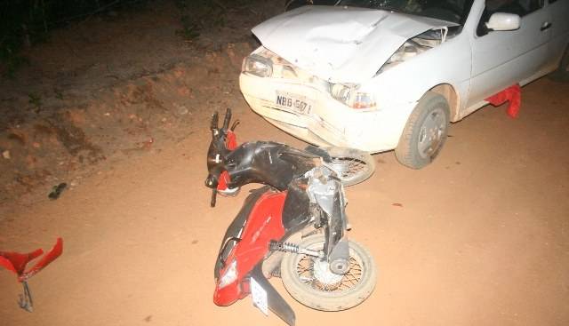 Com condutores aparentemente “mamados”, carro e moto batem em estrada rural