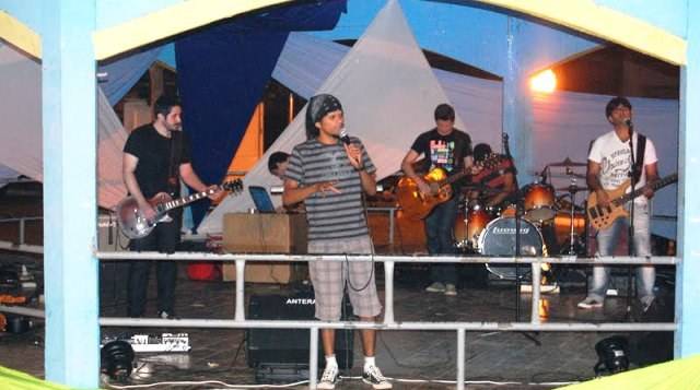 Jovens evangélicos realizam culto de despedida hoje à noite em praça pública