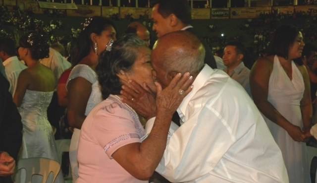 Casal com 34 filhos sobe ao altar em cerimônia coletiva; paixão começou em RO