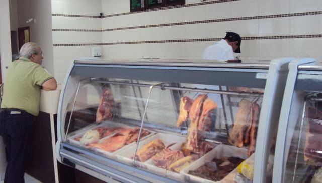 Açougues enfrentam concorrência desleal de vendedores de carne clandestina