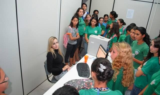 Alunos da escola Vilma Vieira visitam a FOLHA e anunciam criação de revista
