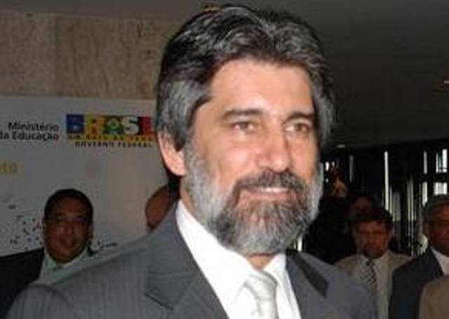 Menino de 11 anos submete senador rondoniense a vexame na TV