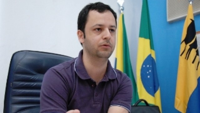 Júlio Olivar entrega fanfarras em escolas e se reúne com professores em Vilhena