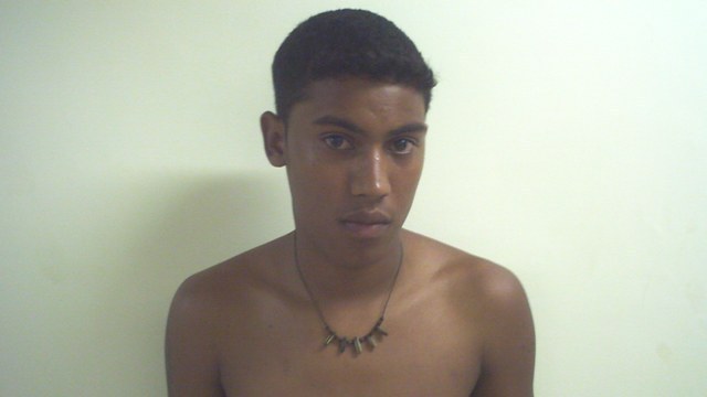 Acompanhado da mãe e de advogado, jovem que matou colega se entrega em Vilhena