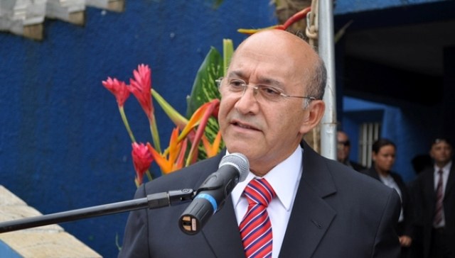 Governador avisa a servidores: “Seu pescocinho pode ir parar na guilhotina”