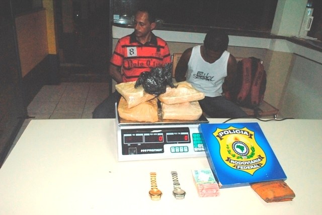 Dupla é presa no posto da PRF de Vilhena com cocaína que iria para o ES