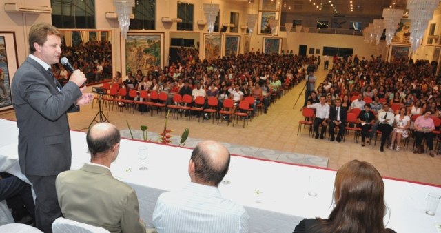 Ao encerrar Fórum, prefeito anuncia R$ 1 mil a mais no salário de professores