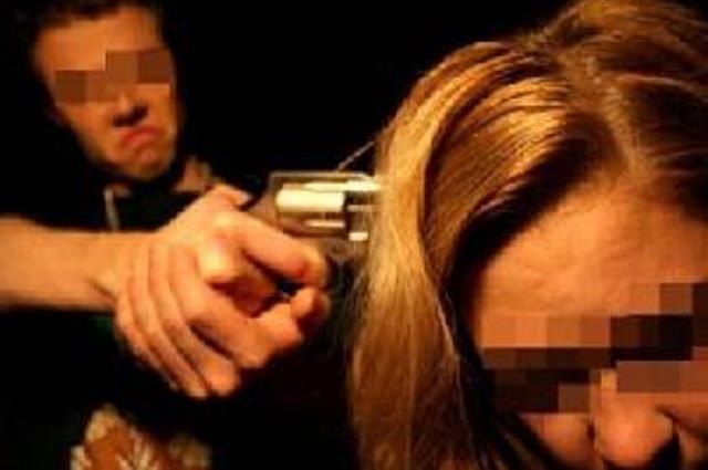 Em plena luz do dia, homem invade casa, ataca mulher e leva R$ 5,5 mil 