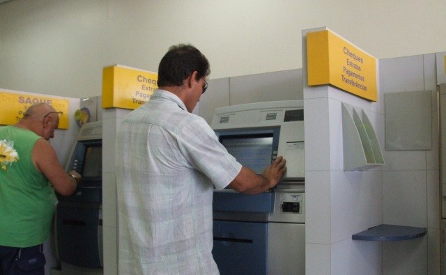 Governo antecipa salários e servidores estaduais vão receber no dia 27