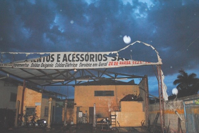 Vendaval atinge todos os bairros; telefones de PM e Bombeiros não param
