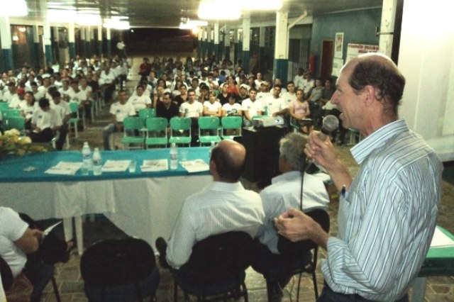 Iniciativa da Unir distribui plantas nas escolas para combater dengue em Vilhena