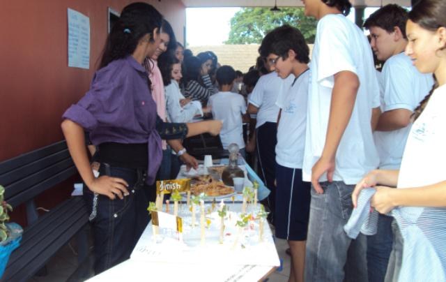Alunos de escola pública expõem pratos internacionais para colegas e professores