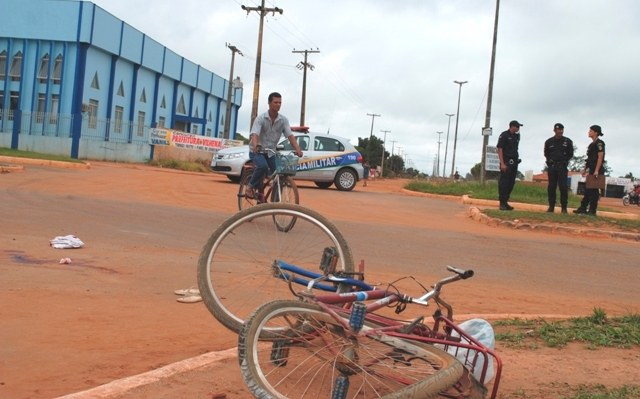 Acidente envolvendo moto de Colorado do Oeste e bicicleta deixa mulher ferida